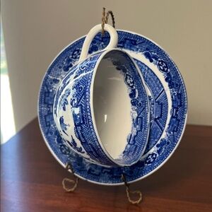 Vintage Cottagecore Gold Twisted Wire Teacup and Saucer Display Stand